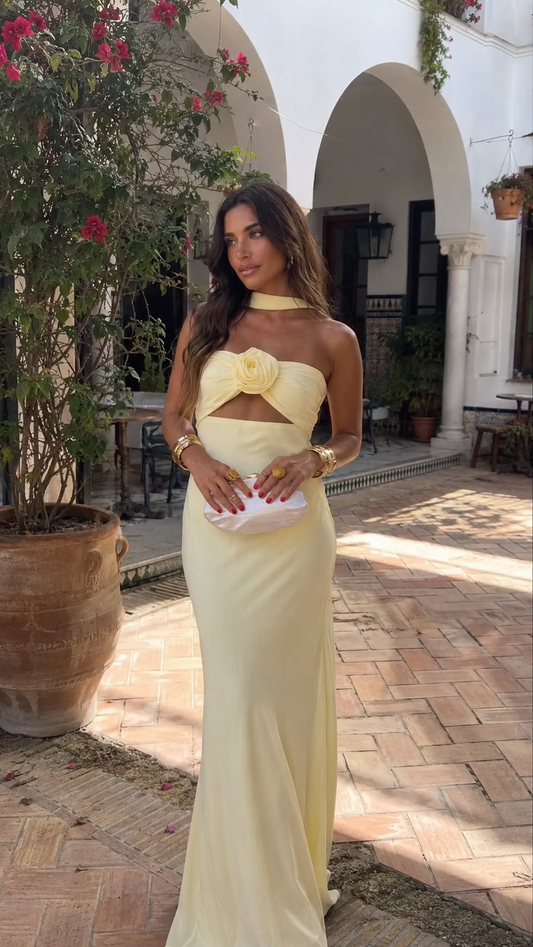 Sukienka „Gardenia” — długa sukienka typu halter z różową broszką